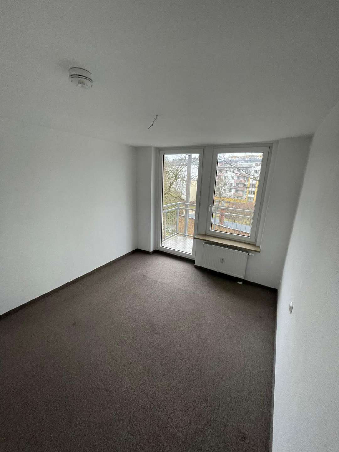 Schlafzimmer, Boden wird noch gereinigt